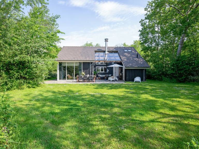 Ferienhaus mit Terrasse, Garten und Grill