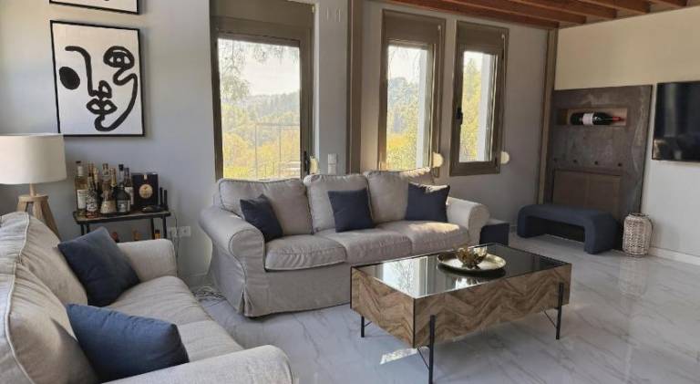 Vacation home with terrace, barbecue & yard — photo 2