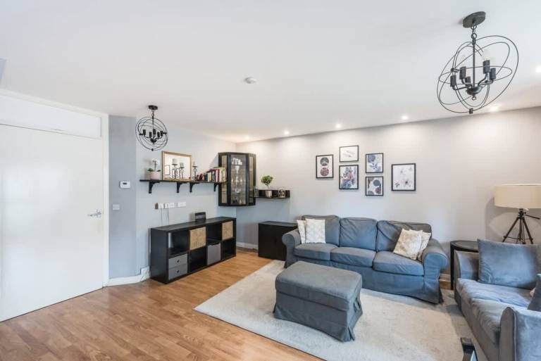 Spacious 4-Bed Family Home in New Cross Perfect — photo 4