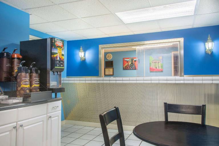 Super 8 By Wyndham Durham/University Area Nc — photo 3