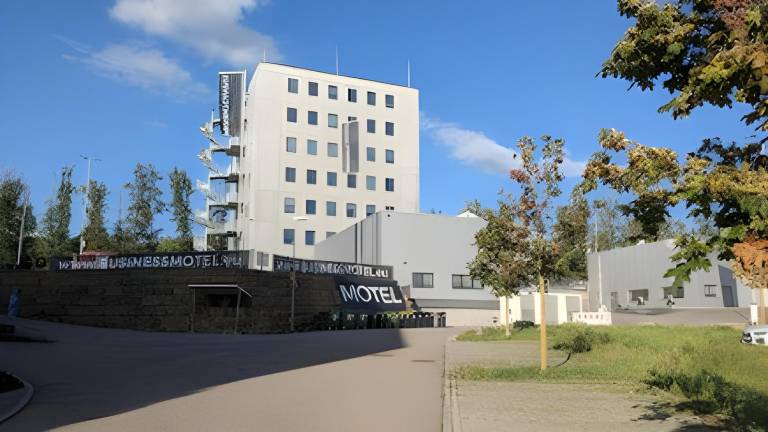 BUSINESS MOTEL