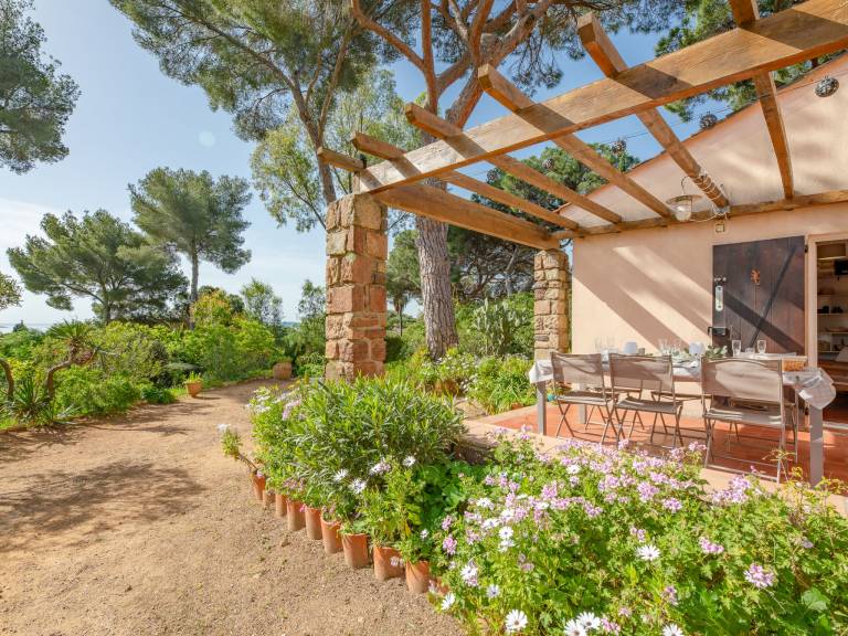 Vacation home with yard & terrace | Sea view — photo 3
