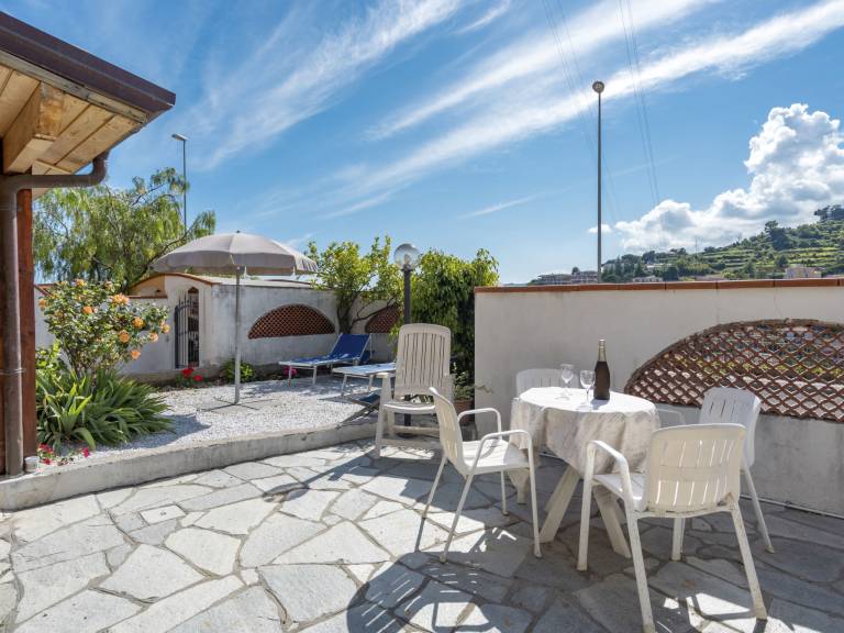 House with terrace & yard — photo 2