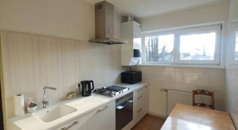 Cozy apt - 100m beach, AC, workstation, backyard — photo 3