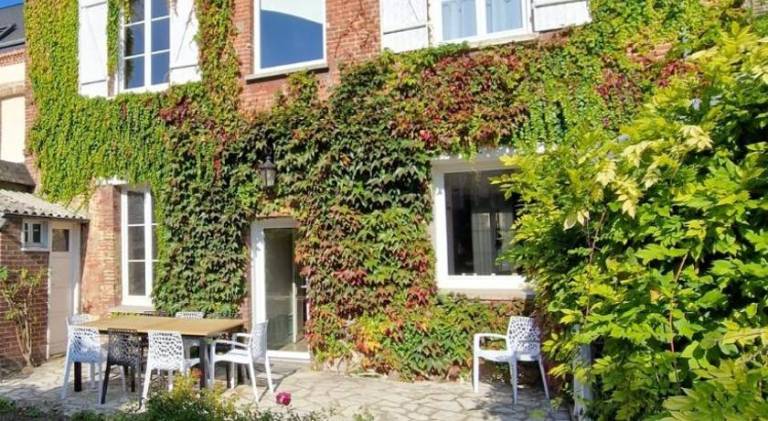 House with yard in Rouen