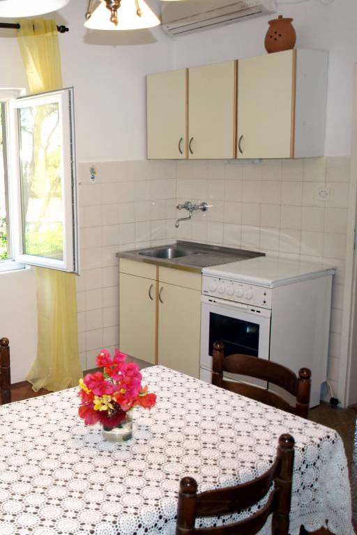 Holiday apartment with patio, BBQ & garden — photo 4