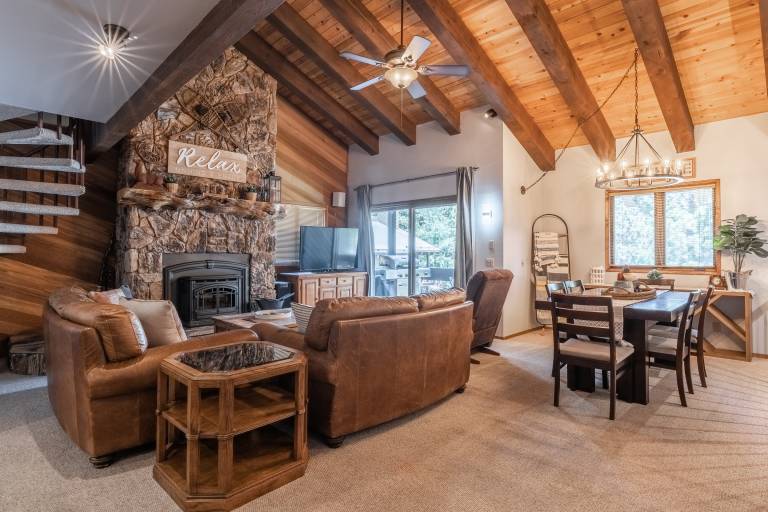 Vacation home with BBQ, yard & patio | Lake view — photo 4