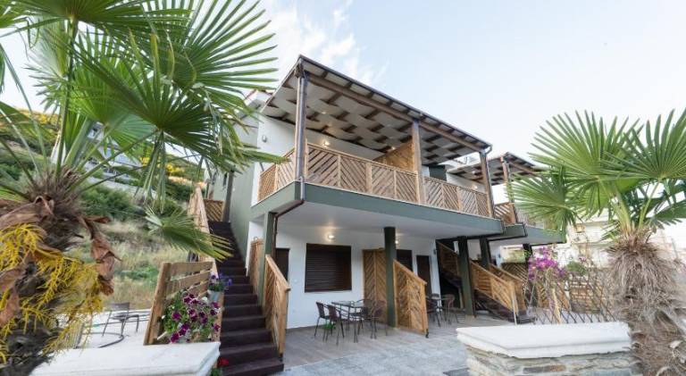 Rental apartment with barbeque, garden & terrace in Kavala