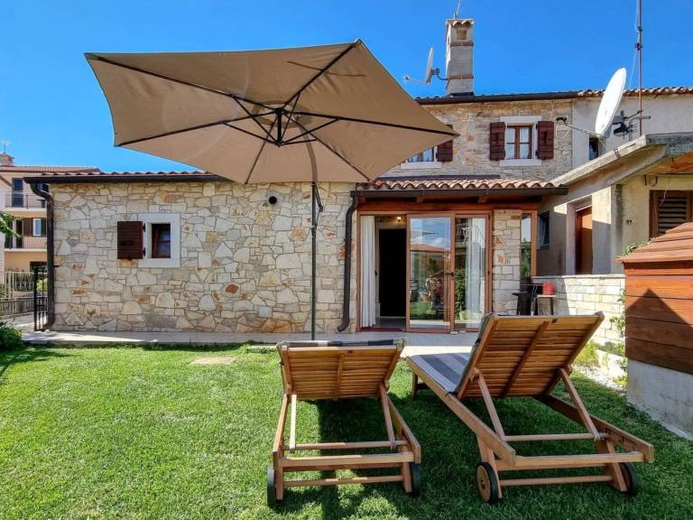 House with yard, patio & barbecue — photo 3