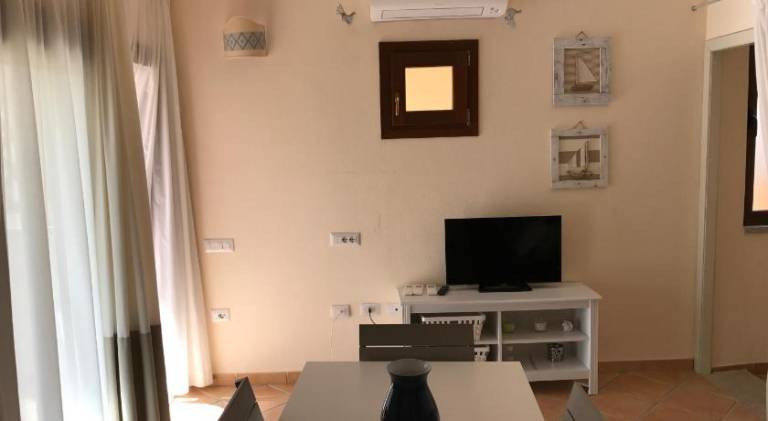 Serviced apartment with patio & yard — photo 2