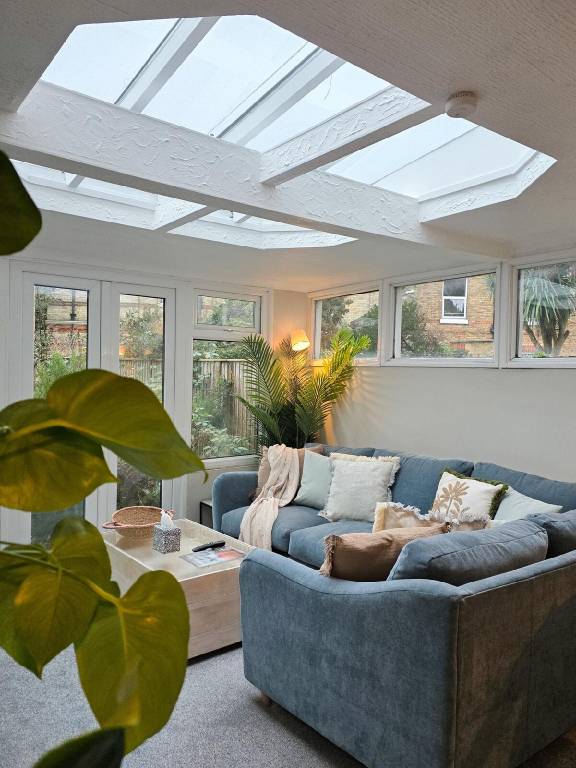 Cosy 2-Bed Flat with Wi-Fi Near Station, Beach — photo 3