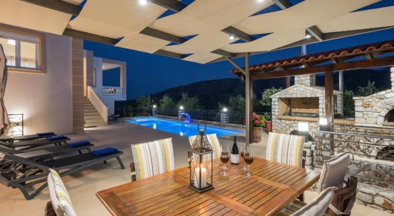 Vacation home with hot tub & pool — photo 3