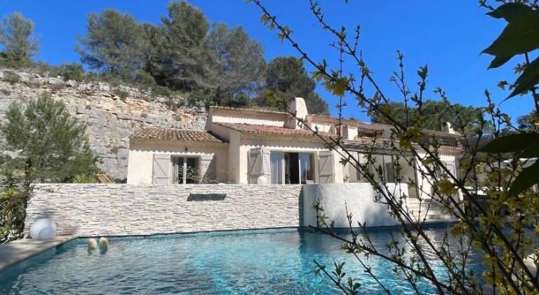 Fully equipped villa with garden, private pool & patio | Perfect for remote work | Dogs allowed in Valbonne