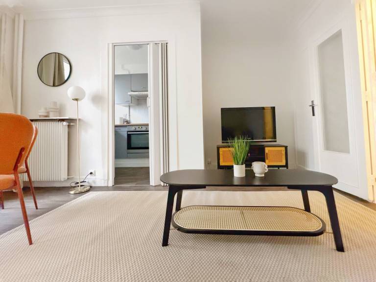 Charming Parisian Apartment in the Heart of the 20th Arrondissement — photo 2