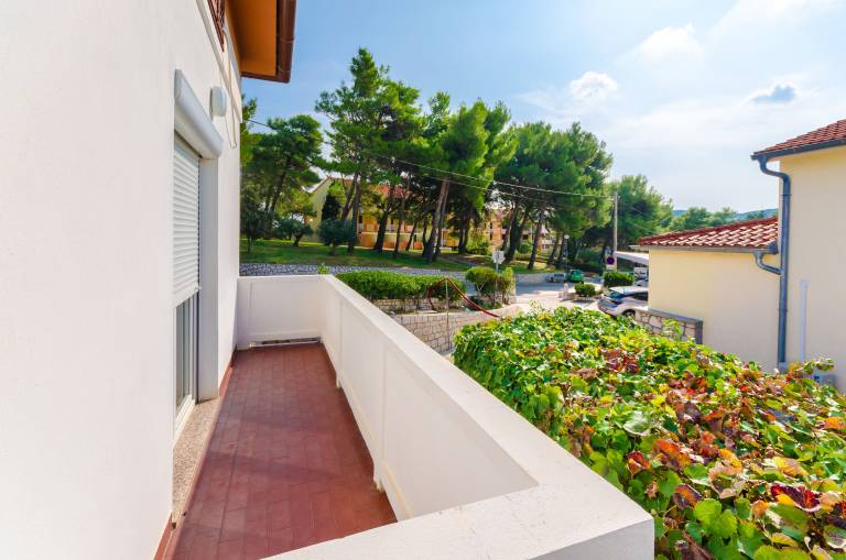 Rental apartment with patio, yard & barbecue | Garden view — photo 3