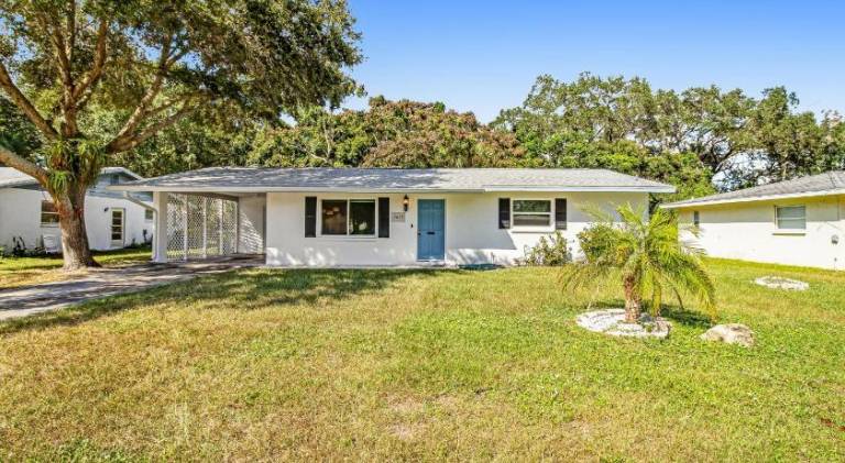 House with barbecue in Sarasota, FL