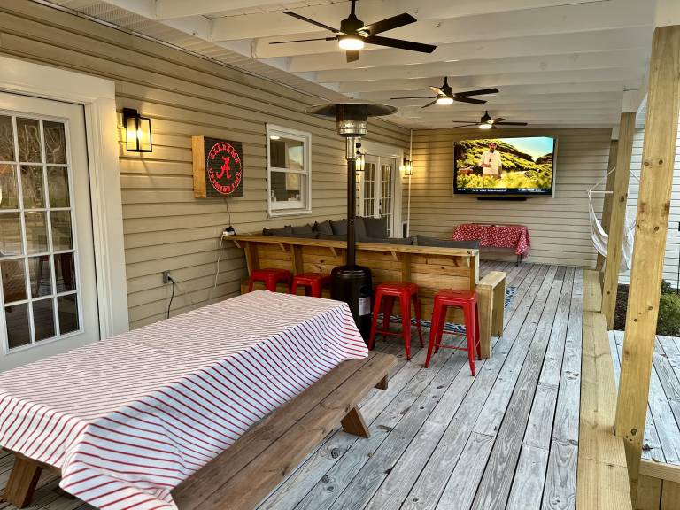Vacation home with barbeque, private pool & yard | City view — photo 2