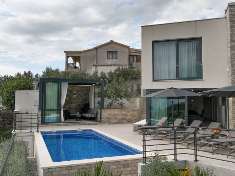 House with yard, hot tub & private pool | Nature view — photo 2