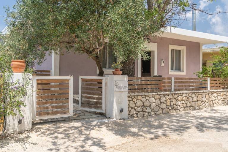 House with barbeque, pool & patio | Mountain view — photo 3