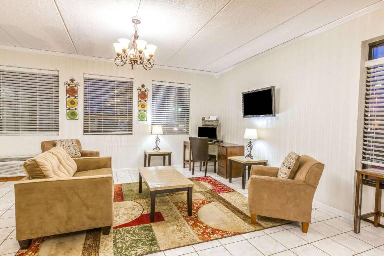 Days Inn by Wyndham Syracuse in East Syracuse, NY