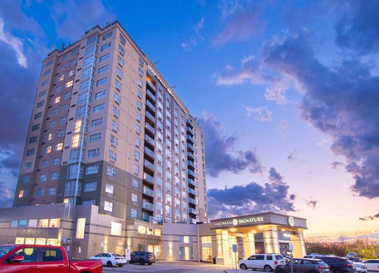 Sandman Signature Toronto Airport Hotel — photo 4