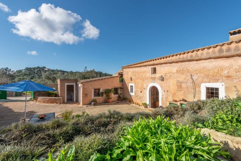 Charming Holiday Home Can Bonjesus with Mountain View, Wi-Fi, Garden & Terrace; Parking Available, Pets Allowed in Felanitx