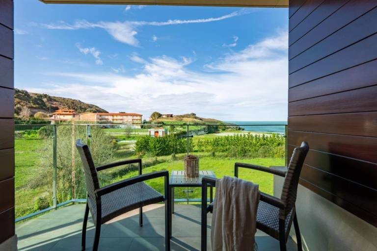 Lovely rental apartment with patio & yard | Close to the beach | Perfect for remote work | Pets are welcome — photo 5