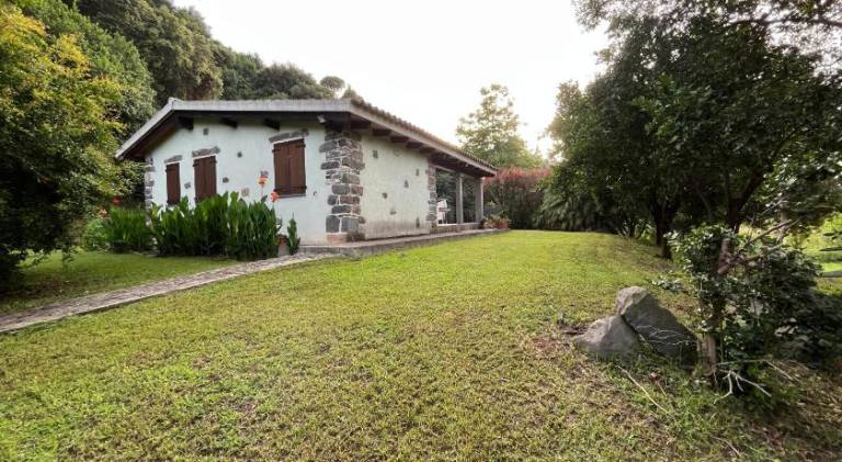Chalet with yard & barbeque in Teo