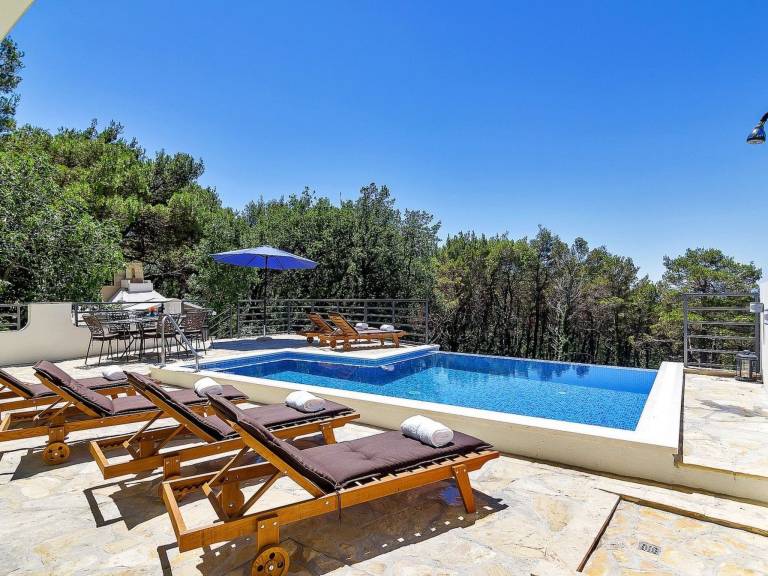 Vacation home with patio, private pool & garden | Nature view — photo 4
