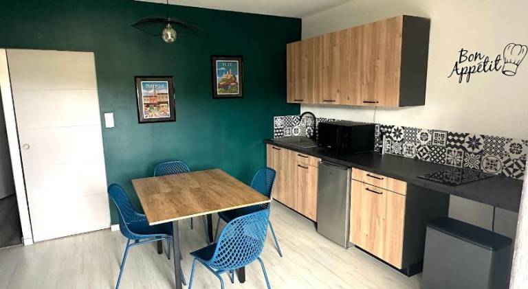 Serviced apartment with BBQ, patio & private pool | Pets allowed — photo 5