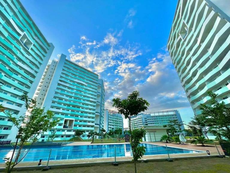 Apartment with pool & yard — photo 4