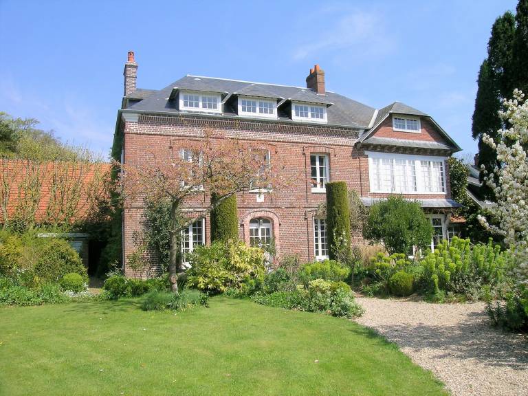 House with barbeque & garden — photo 2