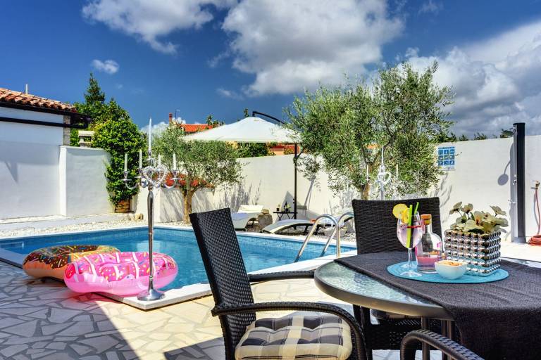 Wonderful vacation home with wifi, furnished garden with deckchairs — photo 3