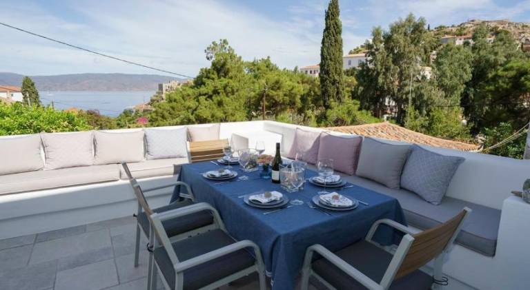 Rental apartment with 3 rooms for 11 persons in Hydra