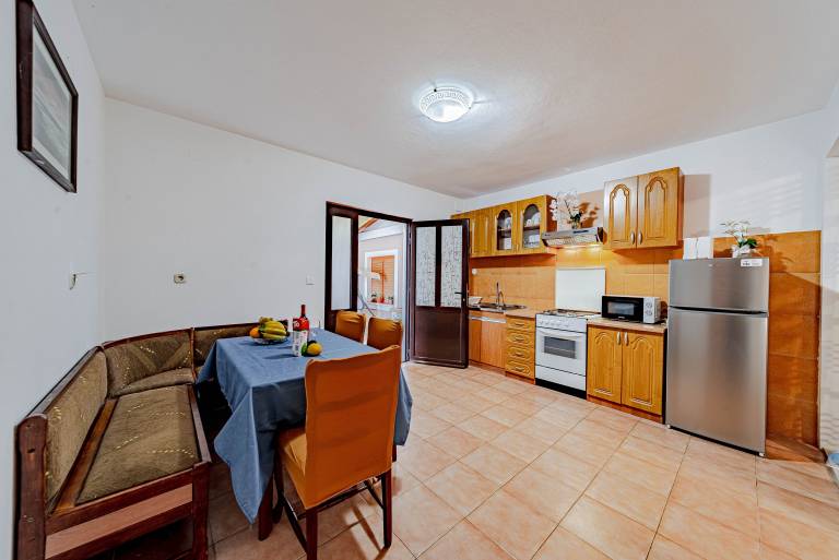 Rental apartment with barbeque, yard & patio | Dogs allowed — photo 4