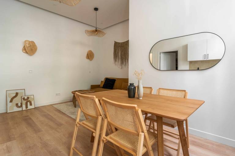 A modern renovated apartment near Metro Line 2