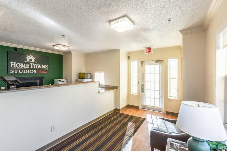 HomeTowne Studios by Red Roof Atlanta – Peachtree Corners in Norcross, GA