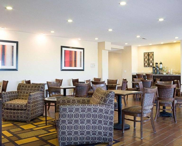 Quality Inn & Suites Minot North — photo 2