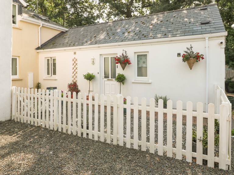 Family-oriented cottage with yard | Beach view | Pets allowed — photo 2