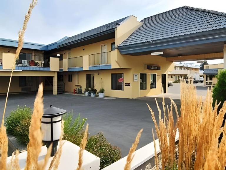 Econo Lodge Inn & Suites