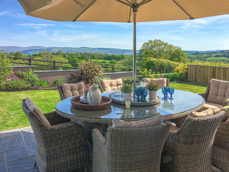 Cottage with grill & garden in Carmarthen