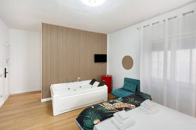 Mirosa Luxury Room 214 with Wi-Fi and Air Conditioning — photo 2