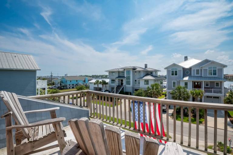 Vacation home with yard & barbeque | Water view — photo 2