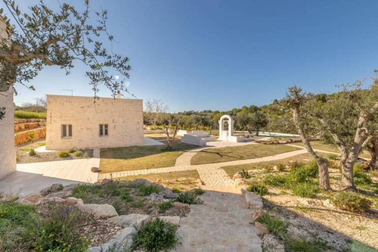 Villa with terrace, private pool & garden — photo 4