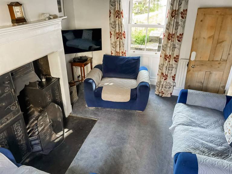 Cottage with garden — photo 2
