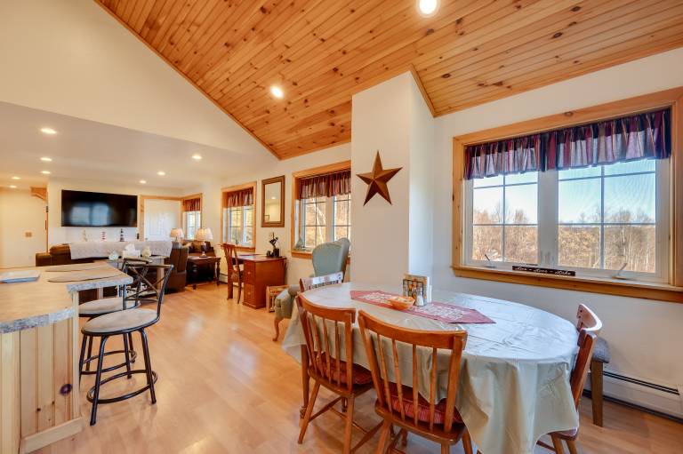 Apartment w Balcony & Lake View in Newport
