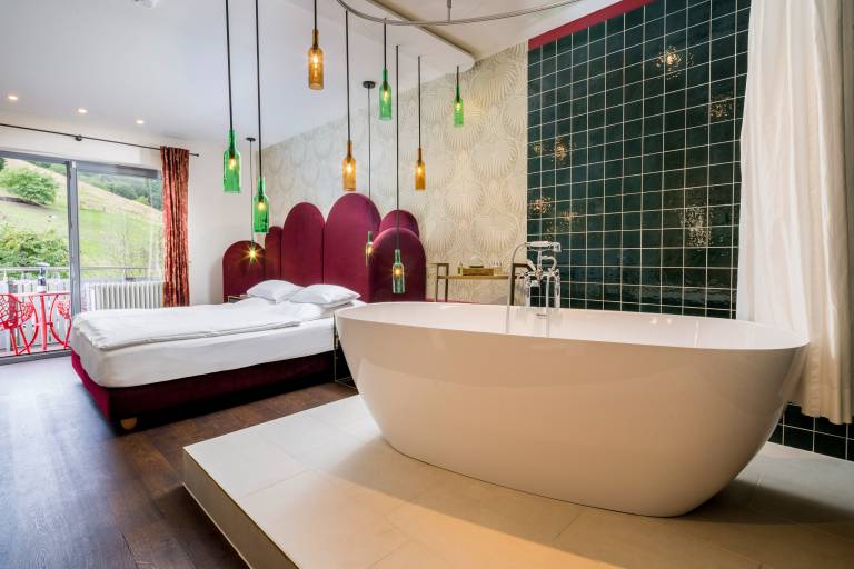 Themenzimmer WEINESLUST mit freistehender Badewanne und Balkon