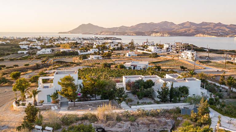 Apartment with patio in Milos