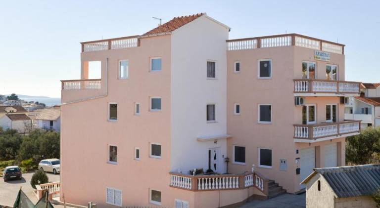 Lovely holiday apartment with patio & yard | Pets are welcome in Vodice