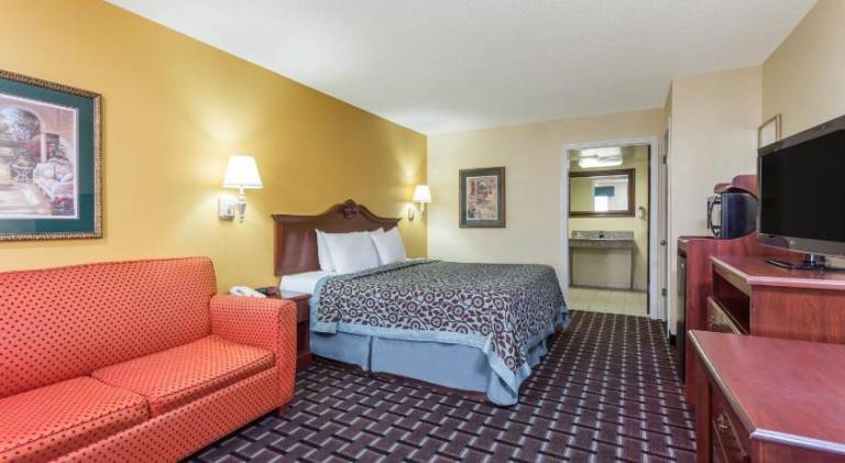 Days Inn & Suites by Wyndham Warner Robins Near Robins AFB — photo 4